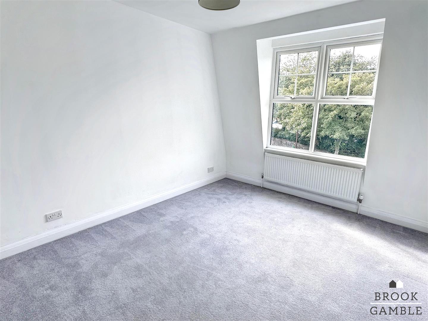 3 Bedroom Flat. Albert Parade in Eastbourne, East Sussex 10
